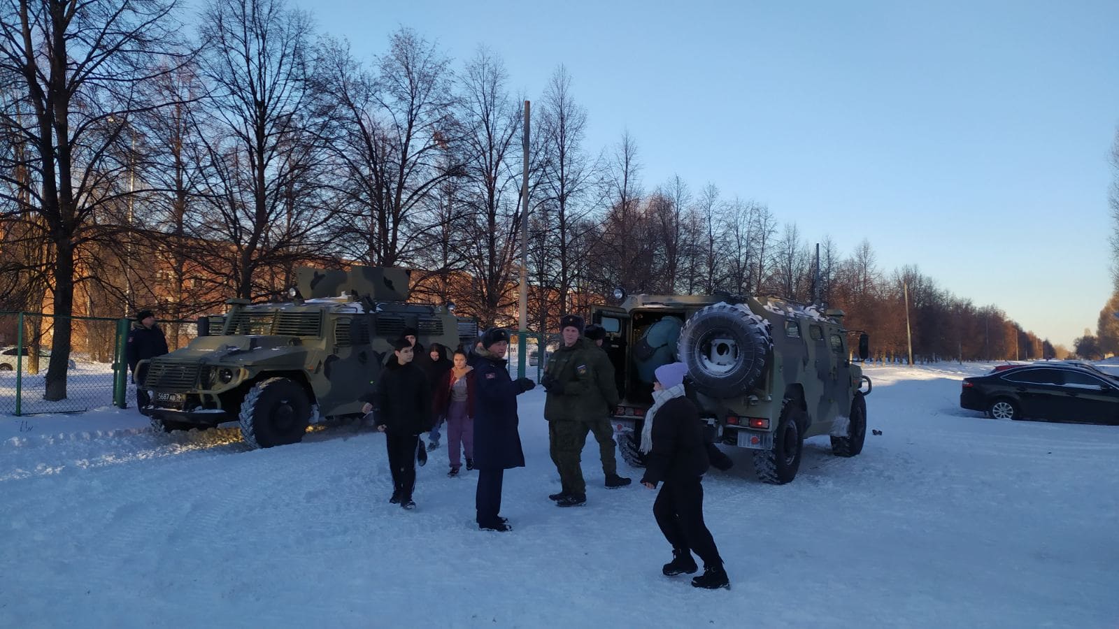 «Тигр» спецназа привез Деда Мороза в детский дом Тольятти