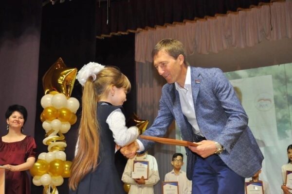 Депутат Живайкин заплатит 2000 рублей отличникам из своего округа