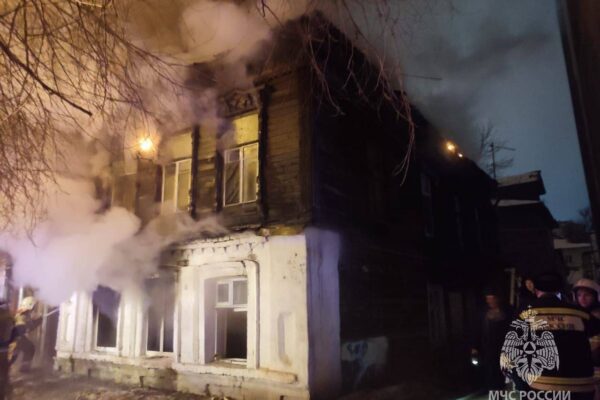 На Садовой улице Самары горит двухэтажный жилой дом