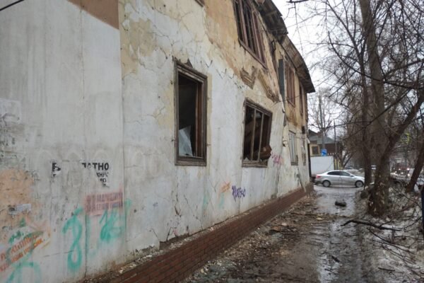 В Кировском районе Самары прямо на тротуар рушится сгоревший расселенный дом