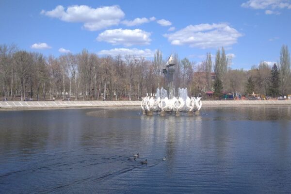 В самарском парке Металлургов включили фонтан Царевна-Лебедь