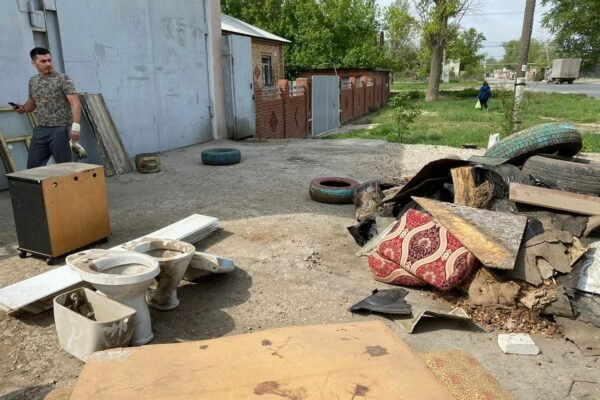 Глава Кировского района Самары Игорь Рудаков свалил мусор под ворота хозяина дома